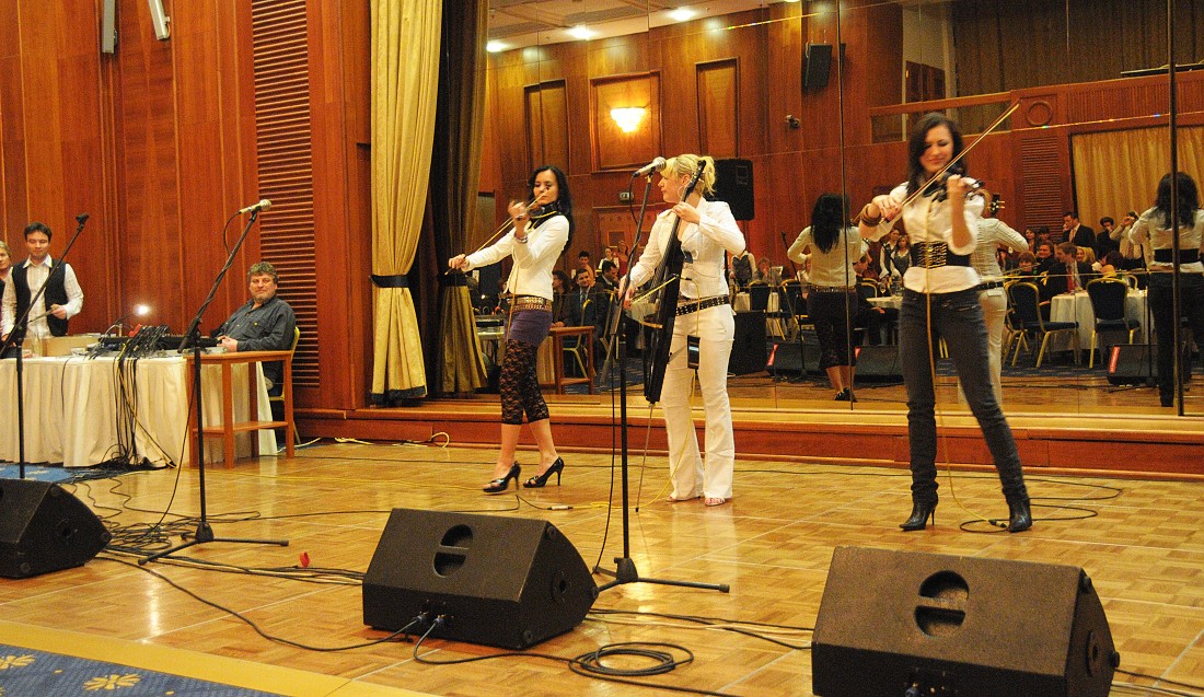 Hilton sál Grand Ballroom a String ladies